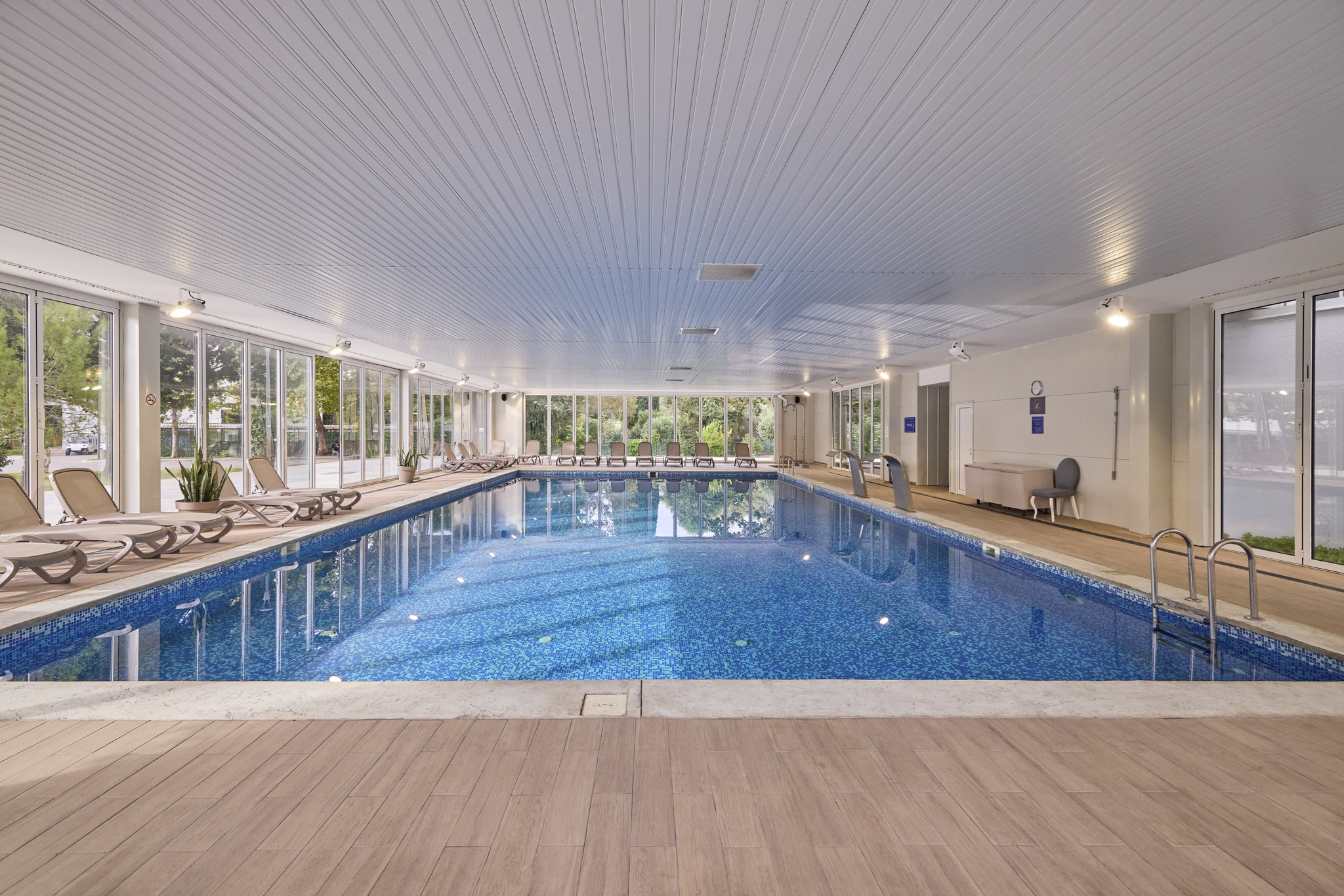 Tiara Holidays - Azul Beach Resort Montenegro by Karisma - zatvoreni bazen